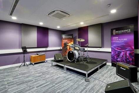 Overbury x Resonance Music School >>> Three fully-equipped recording and production studios are backed by eight rehearsal rooms and 18 small practice rooms/meeting spaces. We designed a variety of solutions to ensure complete acoustic isolation in these areas. #fitout #music #college #recording #studio #rehearsal Music Practice Room, Band Studio, Music College, Flexible Workspace, Sarah Mitchell, Andrew Wood, Rehearsal Studios, Music Academy, Rehearsal Room