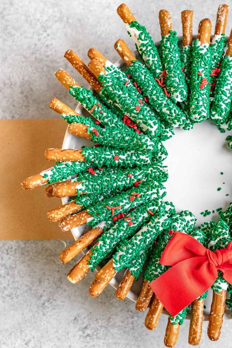 Chocolate Pretzel Wreath is the perfect festive treat for a holiday party. Candied pretzels arranged in a ring to make a wreath shaped snack! Pretzel Hugs Recipe, Pretzel Wreath, Chocolate Wreath, Chocolate Covered Pretzels Christmas, Wreath Recipe, Holiday Candy Recipes, Christmas Pretzels, Chocolate Caramel Pretzels, Cottage Food