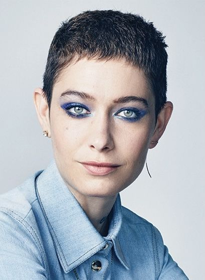 Asia Kate Dillon, Short Hair Brown, Brighton Townhouse, Portraits Female, 120 Lbs, Super Short Hair, Celebrity Hair, Eyes Blue, Hair Brown