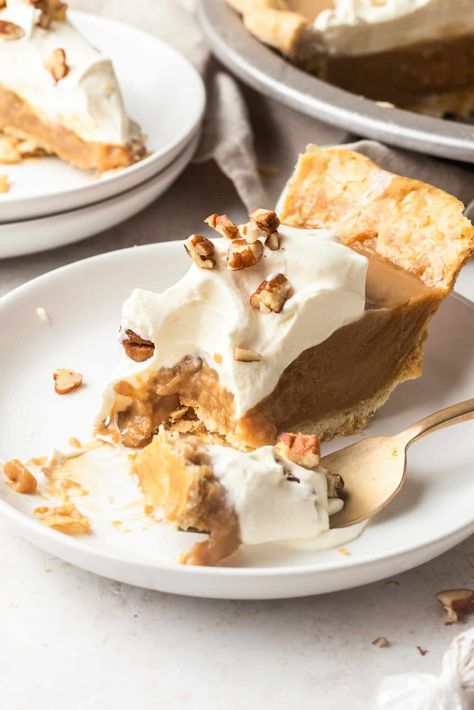 This Homemade Caramel Pie with a silky smooth caramel filling in a flakey buttery pie crust, is incredible! Perfect for your Holiday desserts table or Thanksgiving. Recipe by Emma Duckworth Bakes. Old Fashioned Caramel Pie, Caramel Pie With Meringue, Carmel Pie Sweetened Condensed Milk, Copycat O'charleys Caramel Pie, Copycat O’charley’s Caramel Pie, Caramel Pie Recipe, Caramel Custard, Butter Pastry, Caramel Pie