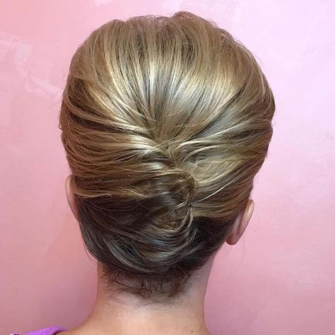 Two-Toned French Roll Twist For Short Hair, Hair Fancy, Formal Hairstyles Updo, French Roll Hairstyle, Updos For Short Hair, French Twist Updo, Twist Updo, French Roll, Roll Hairstyle