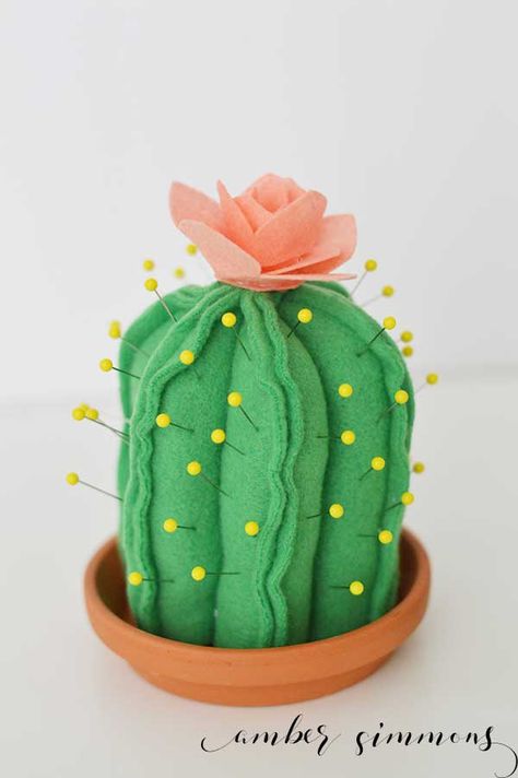 Felt Cricut Projects, Cricut Sewing Projects, Cricut Felt Projects, Best Cricut Projects, Cactus Pin Cushion, Cricut Felt, Felt Cactus, Diy Pin Cushion, Diy Cactus