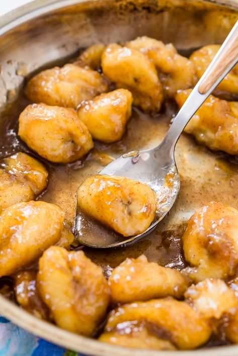 Bananas Foster is a deliciously rich and easy recipe laced with dark rum and brown sugar for a warm sweet dessert you'll want to make again and again! Bananas Foster Recipe Easy, Bananas Foster Recipe, Bananas Foster Sauce, Starbucks Banana, Banana Foster Recipe, Banana Foster, Recipe Banana, Butter Cinnamon, Caramelized Bananas