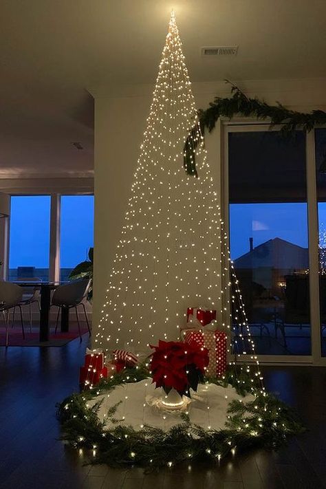 Luces Christmas Tree With Lights, Balloon Tree, Tree With Lights, Christmas Tree Lots, Firefly Lights, Alternative Christmas, Creative Christmas Trees, Alternative Christmas Tree, White Christmas Trees