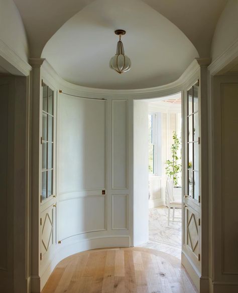 Peter Pennoyer Architects on Instagram: “A curved and vaulted hall connecting the kitchen and breakfast room in a new house we designed in Maine is lined with built-in glazed…” Peter Pennoyer, Round Room, Decoration Hall, Floor Remodel, Entry Hall, Traditional Living Room, Traditional Interior, Architectural Features, Custom Cabinetry