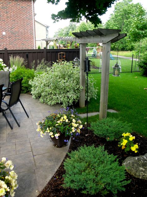 Planting transition from patio to lawn space Patio To Yard Transition, Patio To Garden Transition, Patio To Lawn Transition, Patio Transition Ideas, Backyard Planting, Backyard Fountain, Trellis Garden, Fountain Ideas, Fire Pit Landscaping