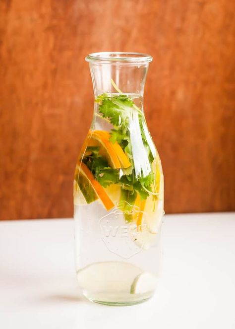 How to Make Infused Water + 10 Tasty Flavor Combinations Infused Waters, Fruit Infused Water Recipes, Flavored Water Recipes, Veggie Juice, Lemon Diet, Infused Water Recipes, Refreshing Summer Drinks, Fruit Infused Water, Types Of Fruit