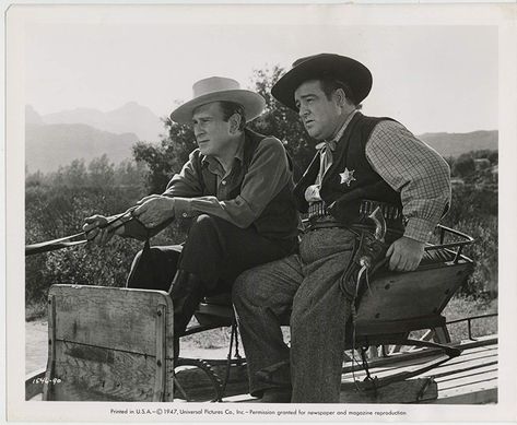 Bud Abbott and Lou Costello in The Wistful Widow of Wagon Gap (1947) Lou Costello, Howard Hawks, Gary Cooper, Turner Classic Movies, Best Supporting Actor, American Soldiers, American Heroes, Classic Movies, Dream Guy