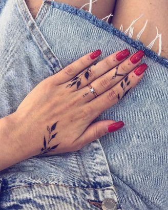 Tatouage mains : ces inspirations repérées sur Pinterest pour être stylée jusqu’au bout des doigts ! Tattoo Main, Cute Finger Tattoos, Tato Henna, Finger Tattoo For Women, Cute Hand Tattoos, Ring Finger Tattoos, Finger Tattoo Designs, Inspiration Tattoos