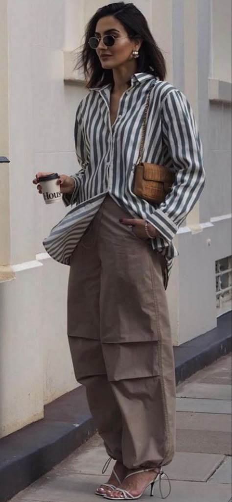 Cargo Pant Street Style, Street Style Summer Outfits Inspiration 2023, Summer Trendy Outfits 2023, Street Style Looks 2023, Summer Street Style 2023 Women, What To Wear With Parachute Pants, Parachute Pants Street Style, Classy Outfits For Women Casual Chic Street Style, Summer 2024 Fashion Trends Street Style