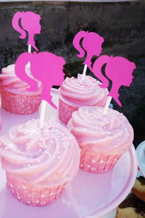 Cupcakes Barbie, Barbie Cupcakes, Barbie Pool Party, Ideas Aniversario, 4de Verjaardag, Barbie Silhouette, Barbie Party Decorations, Barbie Birthday Cake, Barbie Theme Party