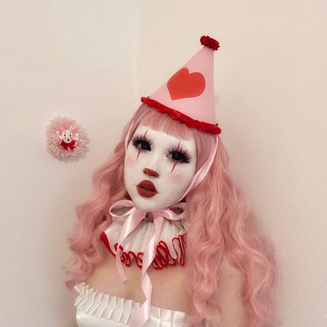 Pink Clown Costume Halloween, Pink Dress Halloween Costume Ideas, Pink Clown Aesthetic, Pink Hair Halloween Costume, Pink Clown Costume, Pink Hair Costume, Clown Costume Aesthetic, Clown Makeup Cute, Pink Halloween Makeup