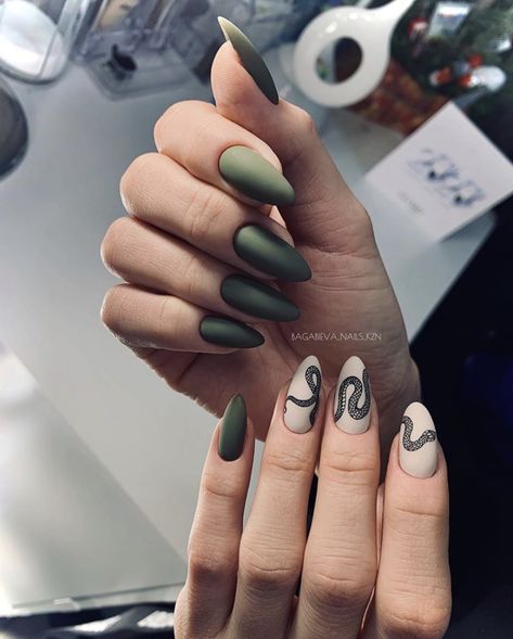 Nail Ideas Snake, Nail Art Snake Design, Black And Green Snake Nails, Dark Green Snake Nails, Medusa Nails Acrylic, Green Snake Nails, Snake Nails Designs, Bookish Nails, Leaf Nail Designs