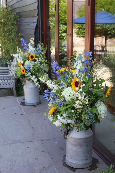 Sunflower Centerpieces, Deco Champetre, בר מצווה, Milk Cans, Rustic Country Wedding, Deco Floral, Sunflower Wedding, Lorde, Backyard Wedding