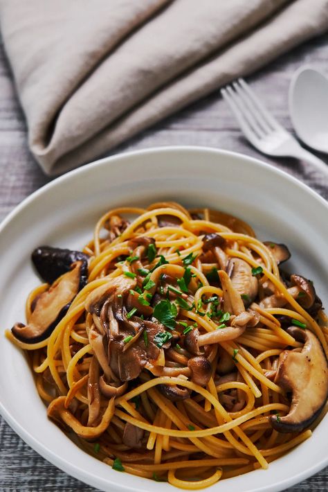 Butter Soy Sauce Pasta with Japanese Mushrooms - Japanese Pasta Japanese Spaghetti, Mentaiko Pasta, Japanese Pasta, Infused Food, Fried Pasta, Recipes With Soy Sauce, Pastas Recipes, Butter Pasta, Soy Recipes