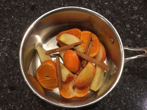 DIY Simmering PotPourri. How to create natural home fragrances using apples, oranges and cinnamon sticks. Creative a simple DIY air freshener for fall with this home hack. Easy homemaking tips and tricks for a natural home fragrance. Make your home smell wonderful with a simmering pot - it's inexpensive, it's natural (no chemicals), and it can be a DIY holiday gift idea! Simmering Pot, Geometric Tray, Diy Cinnamon, Simmering Potpourri, How To Make Orange, Garden Bench Diy, Simmer Pot, Homemaking Tips, Diy Air Freshener