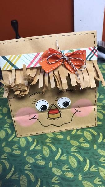 Scarecrow Bag Craft, Scarecrow Treat Bags, Papercraft Gifts To Make, Halloween Paper Bags Diy, Scarecrow Party, Scarecrow Faces, Craft Paper Bag, Diy Treat Bag, Halloween Paper Bags