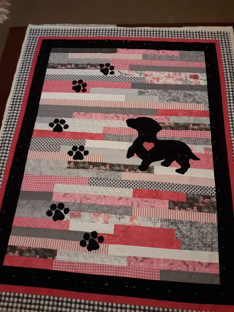 Easy Dog Quilt Patterns Free, Dog Quilts Ideas, Paw Print Quilt, Dog Applique Patterns, Dog Quilt Patterns Free, Dachshund Quilt Pattern Free, Dog Quilt Patterns, Weenie Dog Quilt Pattern, Dog Themed Quilt Patterns