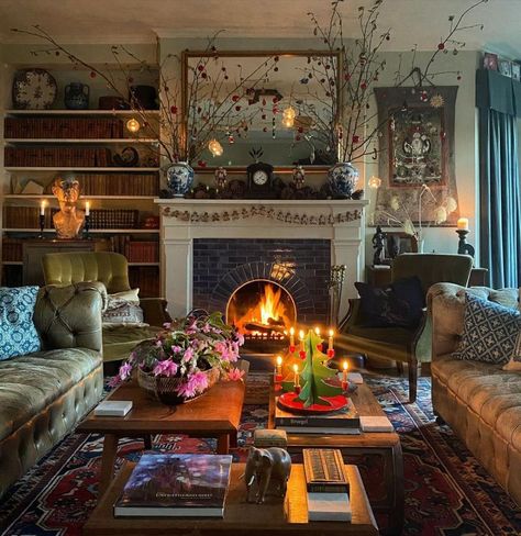 Traditional Living Room Aesthetic, Traditional Eclectic Home, Eclectic Cozy Living Room, Antique Traditional Home Decor, Traditional Eclectic Bedroom, Home Decor Ideas Living Room Cozy, Dream House Vintage, Eclectic Traditional Living Room, Traditional Eclectic Living Room