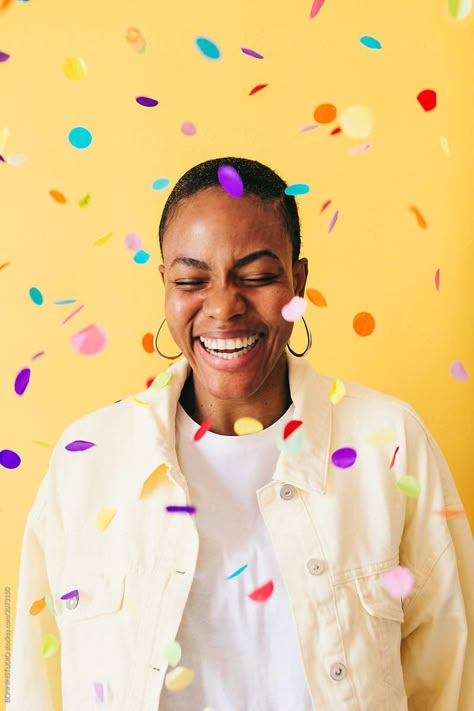 photography inspiration Colorful Photoshoot, Confetti Photos, Women Laughing, Headshots Women, Headshot Ideas, Brand Photography Inspiration, Branding Photoshoot Inspiration, Happy Photos, Photographie Portrait Inspiration