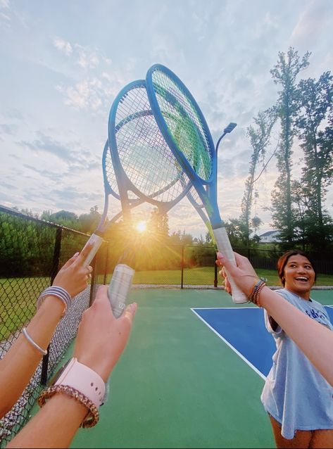 Tennis Friends Pictures, Summer Tennis Aesthetic, Tennis With Friends Aesthetic, Tennis Photoshoot Ideas Friends, Tennis Summer Aesthetic, Tennis Friends Aesthetic, Aesthetic Tennis Pictures, Tennis With Friends, Tennis Friends