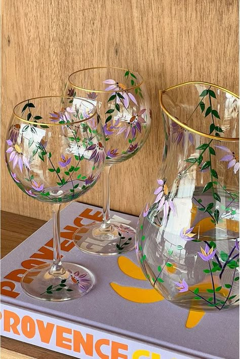 Wine Glass Painting Ideas Flowers, Wine Painting Glasses Ideas, Paint Wine Glasses Ideas, Drawing On Glass Ideas, Painting Wine Glasses Diy, Paint On Wine Glasses, Wine Glass Decorating Ideas, Wine Glass Painting Ideas, Glasses Painting