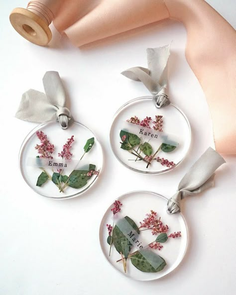 Diy Aromatherapy Candles, Pressed Flower Crafts, Flower Resin Jewelry, Resin Jewelry Diy, Epoxy Resin Crafts, Diy Resin Art, Diy Resin Crafts, Resin Diy, Wedding Arch