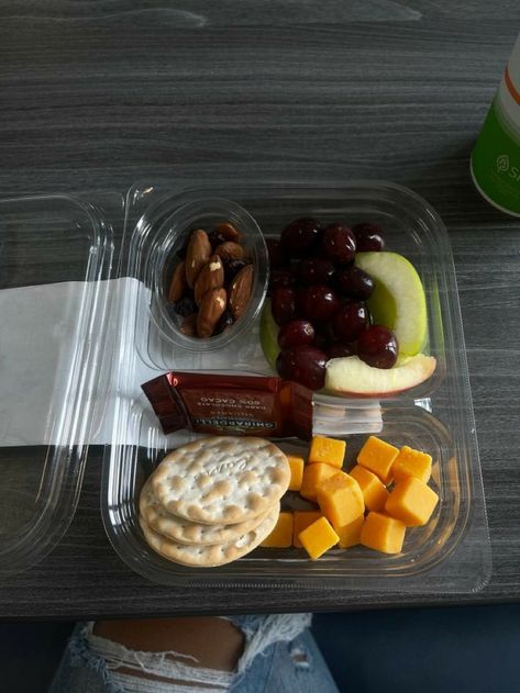 Aesthetic After School Snack, Snack Ideas Unhealthy, School Snacks Highschool, Healthy Snacks For High School, Small Snacks Aesthetic, College Snacks On The Go, Lunchables Aesthetic, College Lunch Aesthetic, Snacks For University