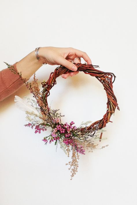 Flower Wreath Diy, Door Crown, Stick Wreath, Twig Crafts, Entertaining Tips, Willow Wreath, Flower Wreaths, Dried Flower Wreaths, Small Wreaths