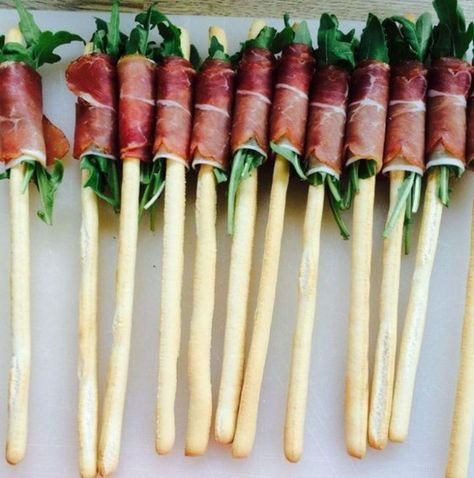 Prosciutto-wrapped breadsticks New Year's Eve Appetizers, Party Food Platters, Charcuterie Recipes, Appetizer Bites, Finger Food Appetizers, Snacks Für Party, Party Food Appetizers, Food Platters, Food Presentation