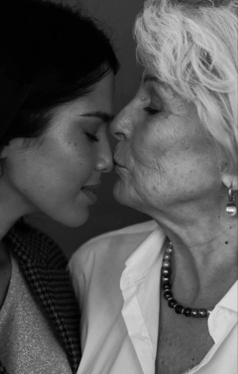 Grandmother Granddaughter Photography, Family Generation Photography, Grandmother Photography, Mother Daughter Photography Poses, Mom Daughter Photography, Mom Daughter Photos, Generation Pictures, Generations Photography, Mother Daughter Poses