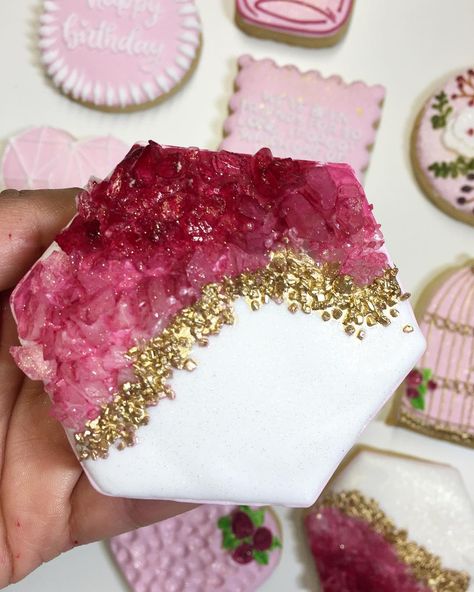 Geode Cookies Decorated, Gem Cookies, Geode Cookies, Bridesmaid Cookies, Indian Cookies, Elegant Cookies, Pink Geode, Handmade Soap Recipes, Baby Shower Desserts