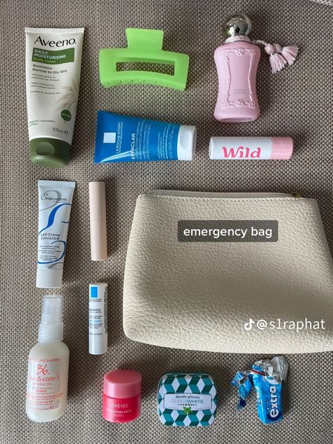 Hygiene Bag, Everyday Bag Essentials, Inside My Bag, Purse Essentials, Quick Makeup, Handbag Essentials, Teeth Care, Creative Instagram Photo Ideas, Purse Organization