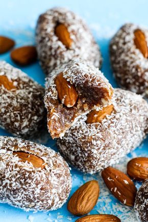 Coconut Roll, Chocolate Hummus, Oil Free Vegan Recipes, Clean Dessert, Apple Chips, Date Recipes, Coconut Almond, Raw Almonds, 4 Ingredient