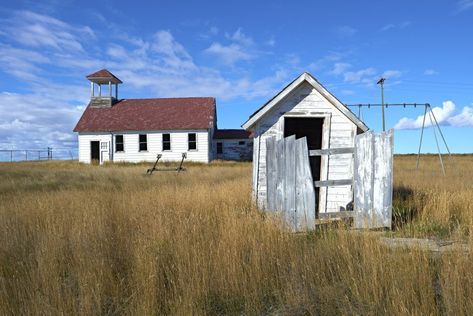 5 Spooky Ghost Towns in Montana - Drivin' & Vibin' Ghost Towns In Colorado, Abandoned Towns, Montana Travel, Abandoned Town, Camping Park, Road Trip Routes, Spooky Stories, Billings Mt, Rv Living Full Time