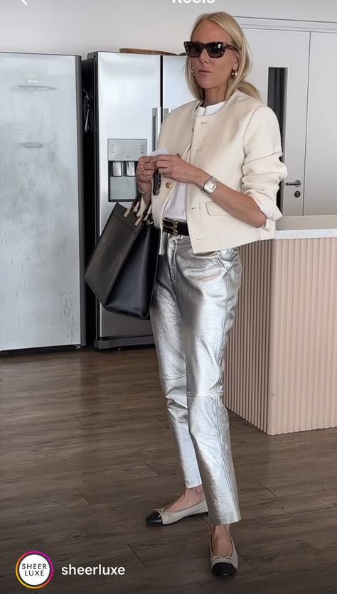 Silver Pants Outfit, Metallic Pants Outfit, Silver Trousers, Silver Pants, Outfit Inspiration Women, Color Combos Outfit, Metallic Jeans, Metallic Pants, Metal Clothing