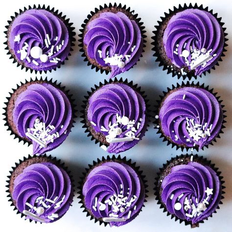 Purple Wedding Cupcakes, Black Cupcakes, Graduation Desserts, Elegant Cupcakes, Swirl Cupcakes, Vegan Pastries, Purple Cupcakes, Butterfly Cupcakes