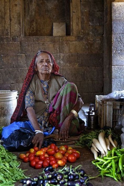 India Vegetable Vendor, Agriculture Pictures, Human Figure Sketches, Amazing India, Village Photos, Village People, Indian People, India Photography, Street Vendor