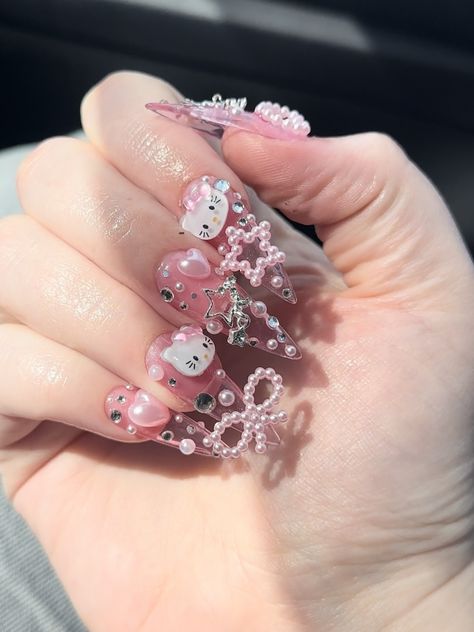 Kawaii #hellokitty nails #nails #nailart #fashion Hello Kitty Press On Nails, Hk Nails, Pink Nail Inspiration, Nail Kawaii, Nail Ideas Pink, Charms Nails, Charm Nails, Kawaii Hellokitty, Nails Charms