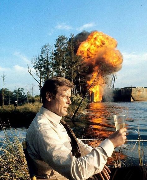 Life Advice: Be A Lot More Like Roger Moore On The Set Of The 1973 Bond Movie ’live & Let Die’ And Ignore All Your Emails Until Monday Morning John Daly, British Open, Italian Grand Prix, Filthy Rich, Roger Moore, Bond Movies, Famous Books, Film Serie, James Bond