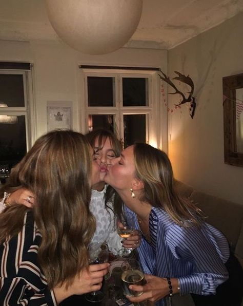 Friends Kissing Friendship, Drunk Pictures, Drunk Party, Tender Kiss, Bestie Vibes, Beautiful Teeth, Woman Loving Woman, Girlfriend Goals, Bath Girls