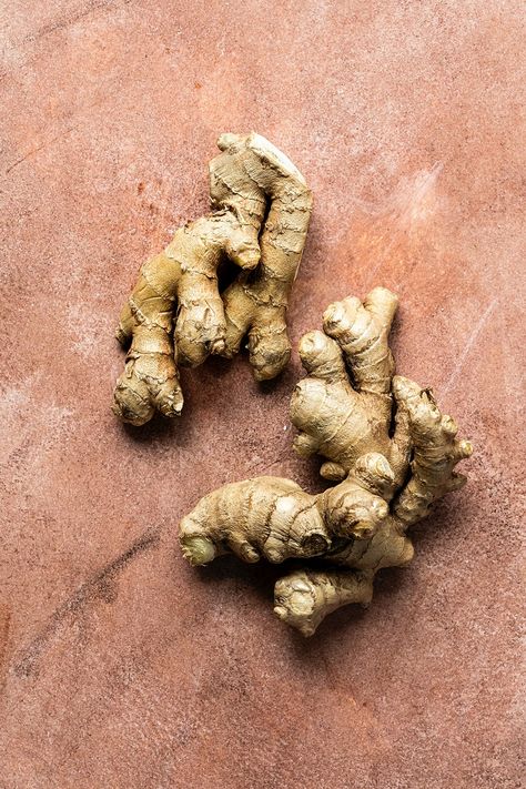 Ginger herb healthy ingredients | free image by rawpixel.com / Monika Ginger Root Aesthetic, Turmeric Background, Ginger Photography, Ginger Aesthetic, Ginger Root Tea, Orange Food, Raw Photography, Ginger Plant, Ginger Recipes