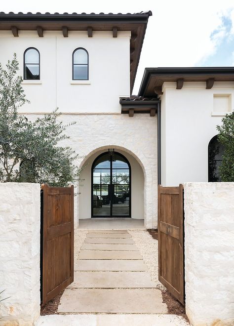 Marie Flanigan Creates a Legacy on the Lake - Southern Home Magazine Modern Hacienda Style Homes Exterior, Malibu House Exterior, Hacienda Moderna, Spanish Villa Kitchen, Contemporary Spanish Interiors, Mediterranean Home Exterior, Spanish Modern Homes, Moody Exterior, Spanish Contemporary Home