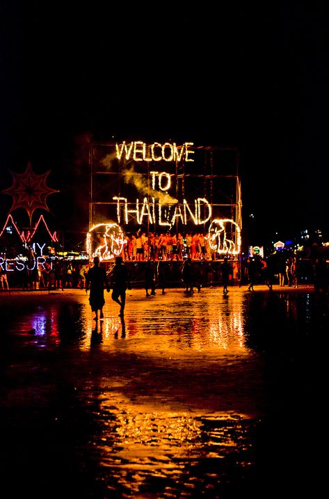 No-one throws a beach party quite like Thailand, and if you’re thinking about heading to Asia and define yourself as “young”, you’ll probably want to plan your trip to coincide with the full moon. Full Moon Party Thailand, Thailand Party, Thailand Vacation, Full Moon Party, Vision Board Photos, Moon Party, Thailand Food, Fotografi Digital, Koh Phangan