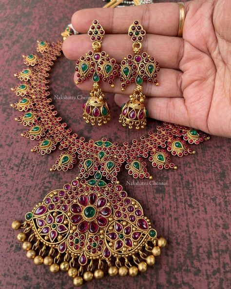 Stones Necklace, Simple Blouse Designs, Simple Blouse, Gold Earrings Designs, Gold Necklace Designs, South India, Gold Jewellery Design, Jewellery Design, Gold Jewellery