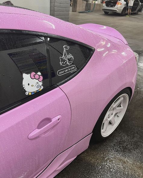 Hello Kitty Tesla, Passager Princess Car, Hello Kitty Car Accessories, Hello Kitty Stickers, Hello Kitty Car, Girly Car Accessories, Car Deco, Charmmy Kitty, Beach Cars