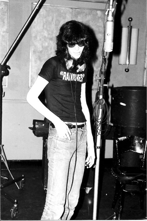 Joey Ramone during the recording sessions for their debut album "Ramones", photo Danny Fields, NYC 1976 Ramones Aesthetic, Hey Ho Lets Go, Johnny Ramone, Dave Vanian, Joey Ramone, Classic Punk, Wave Rock, Adam Ant, The Ramones