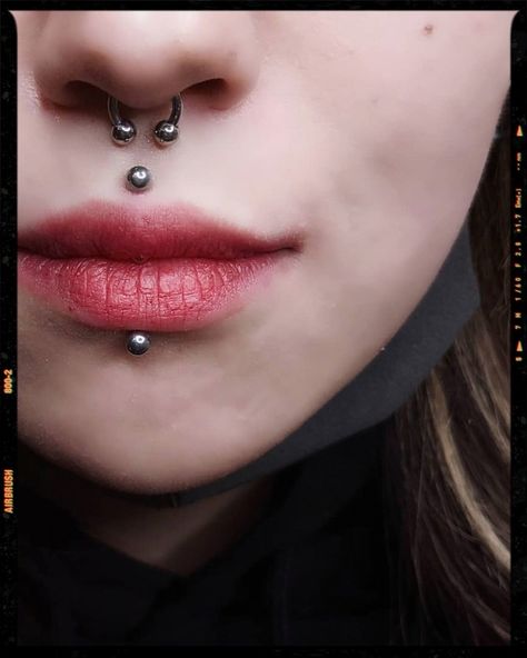 Medusa piercing - Labret piercing Medusa And Lip Piercing, Labret And Medusa Piercing, Medusa And Labret Piercing, Weird Piercings, Piercing Party, Snake Bite Piercing, Extreme Beauty, Piercing Inspiration, Septum Piercing Jewelry