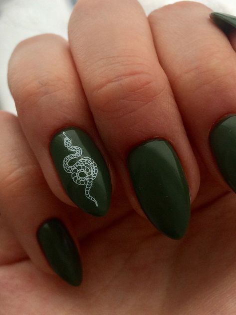 Dark Green Snake Nails, Slytherin Nail Ideas, Hogwarts Nails, Slytherin Nails, Harry Potter Nails Designs, Painted Acrylic Nails, Potter Nails, Marvel Nails, Snake Skin Nails