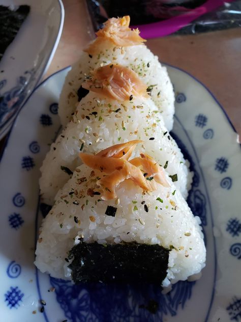 [Homemade] Salted Salmon Onigiri Salmon Onigiri, Salted Salmon, Live Beautiful, Recipe Example, Food Rules, Lunch Idea, Japanese Recipes, Health Dinner, Health Dinner Recipes